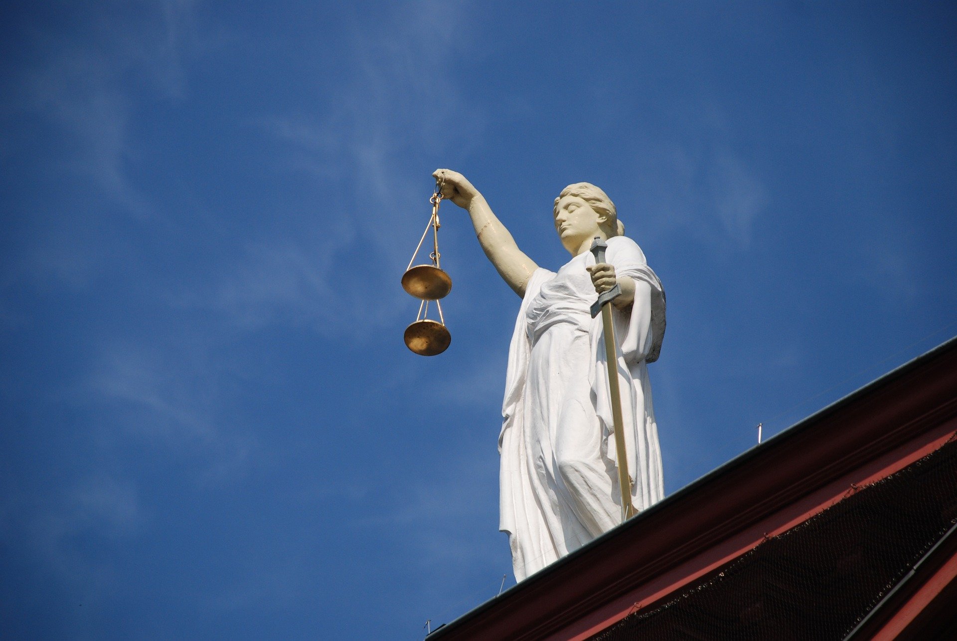 Avocat qui laisse tomber son client : que faire ?